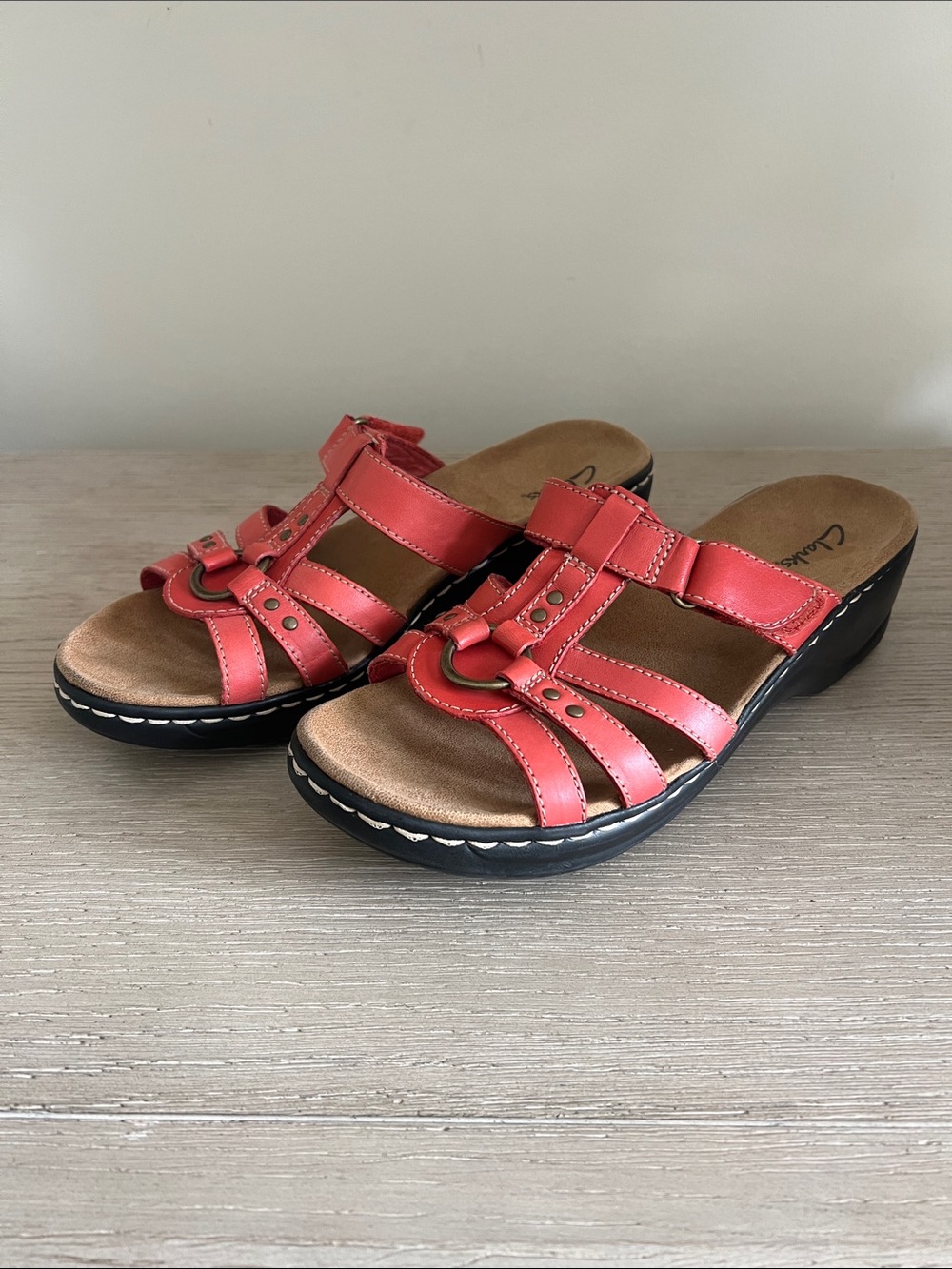 Clark’s women’s Leisa coral red slide sandals size 9